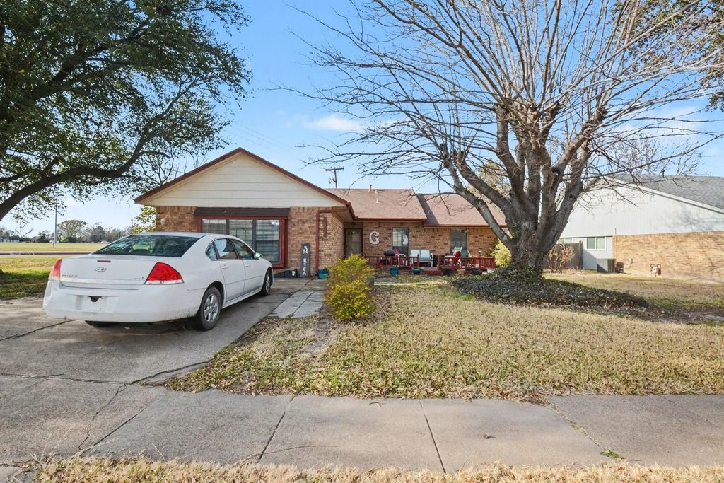 1108 Savannah Drive, Ennis