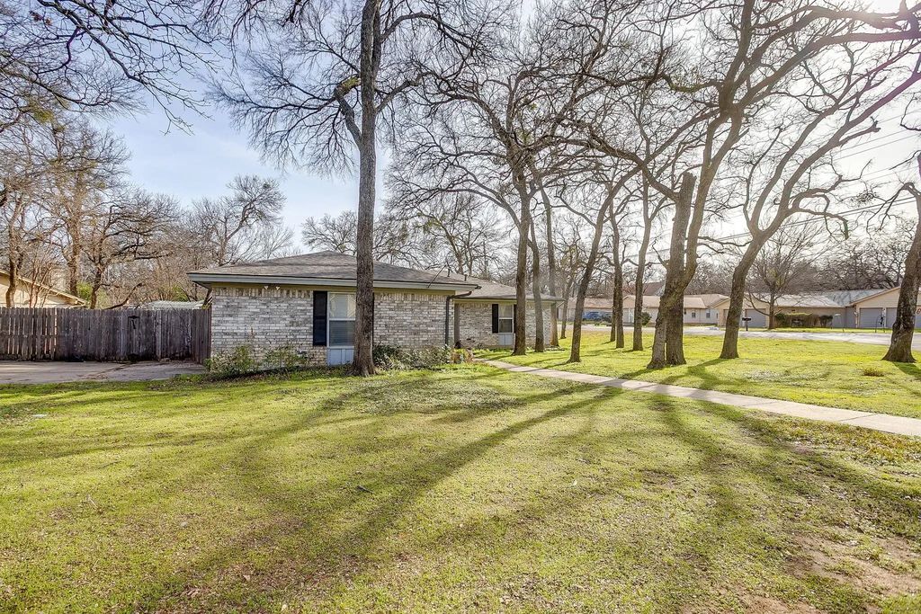 612 Melbourne Court, Hurst