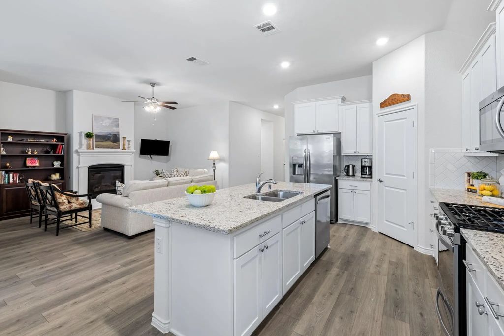 709 Maverick Street, Anna