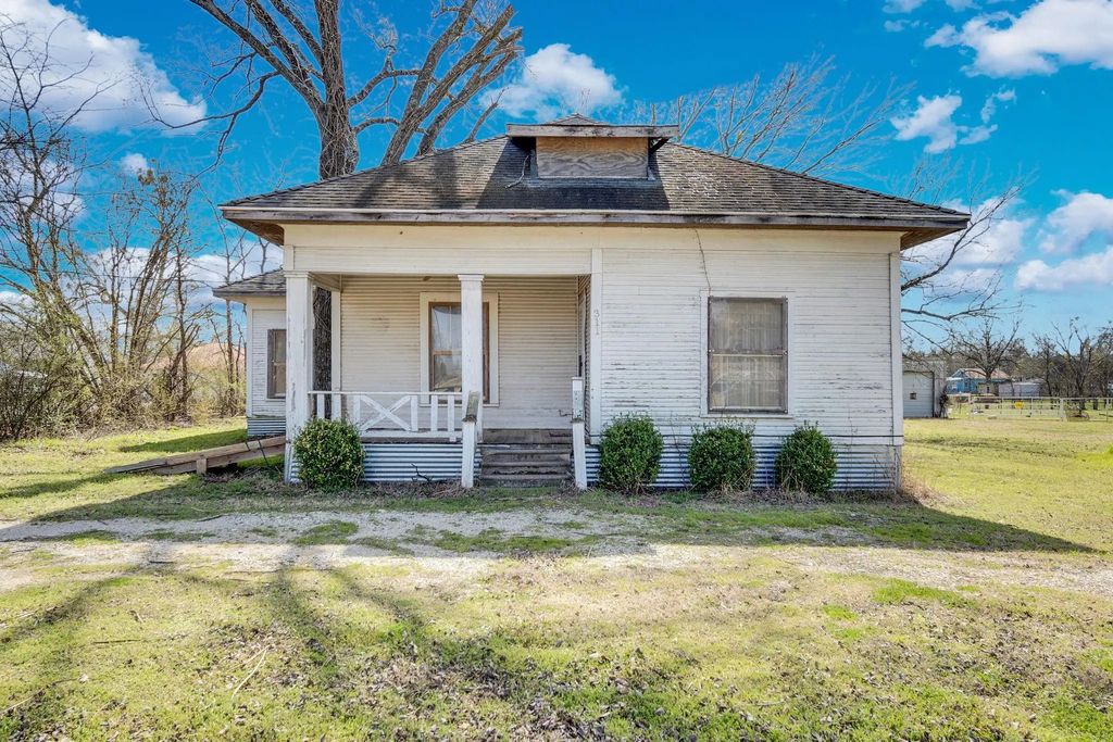 311 E San Saba Street, Wortham
