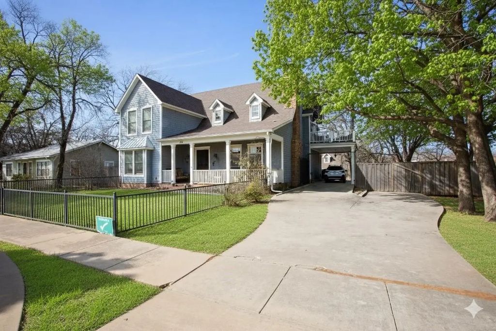 816 Plum Street, Graham