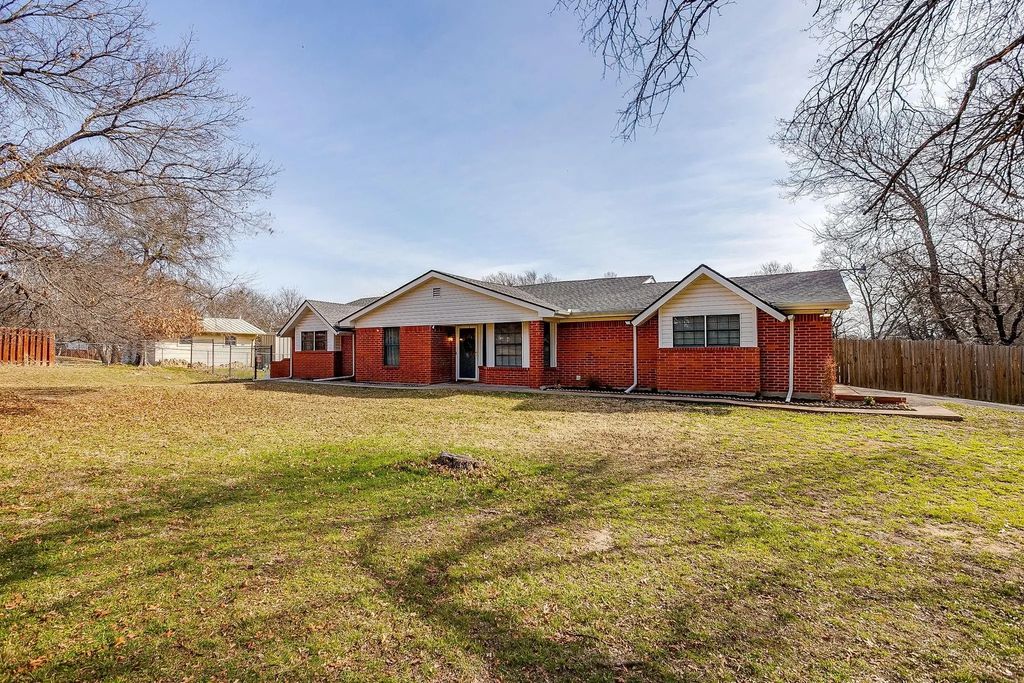 306 Valley Trail Drive, Weatherford