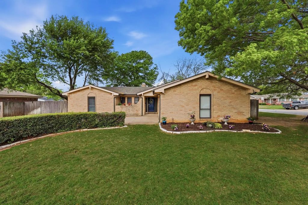 1917 Hurstview Drive, Hurst