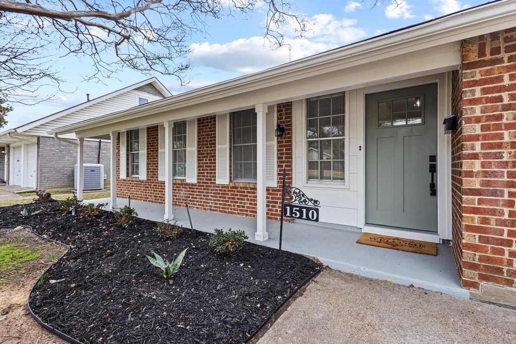 1510 Finley Road, Irving
