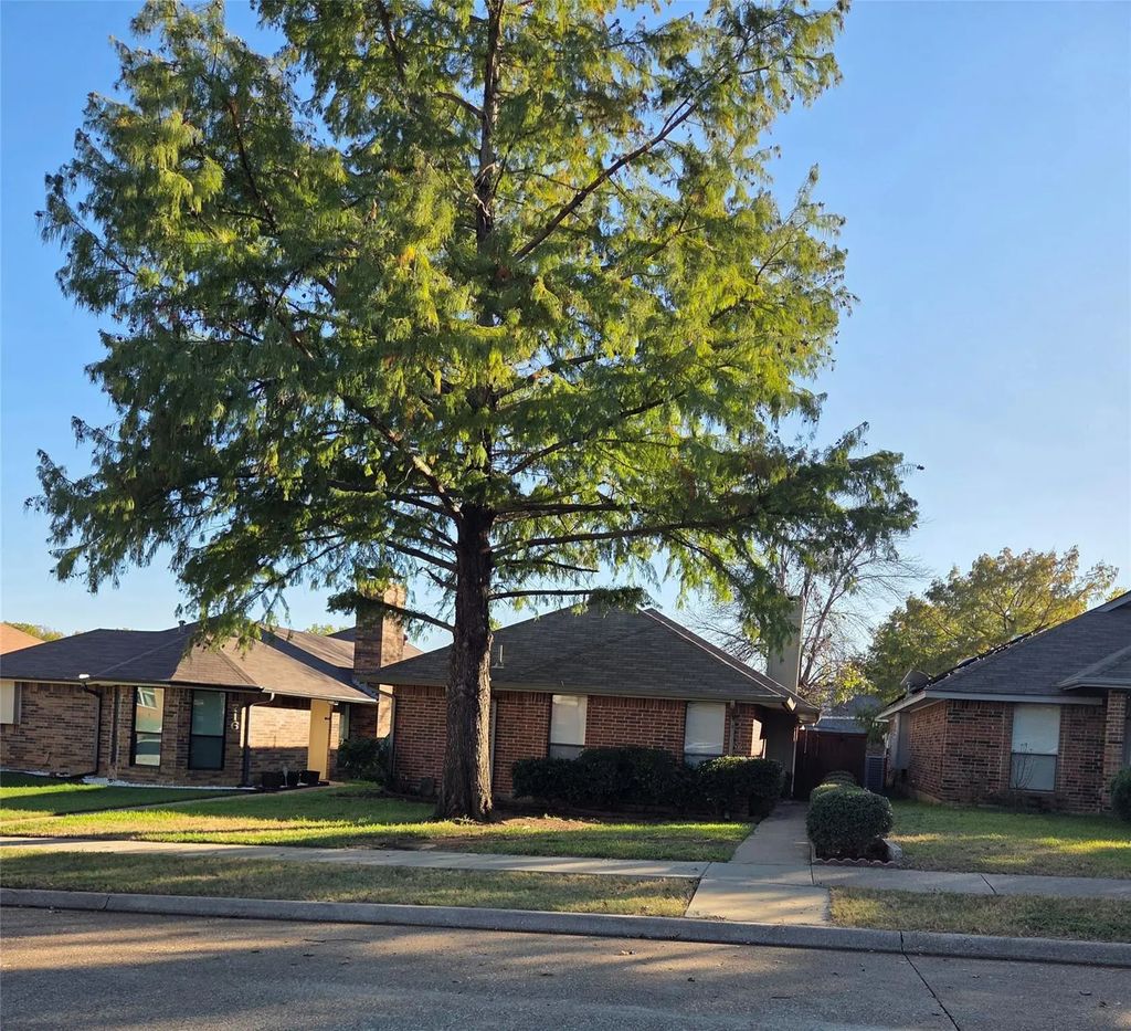 718 Red Oak Drive, Lewisville