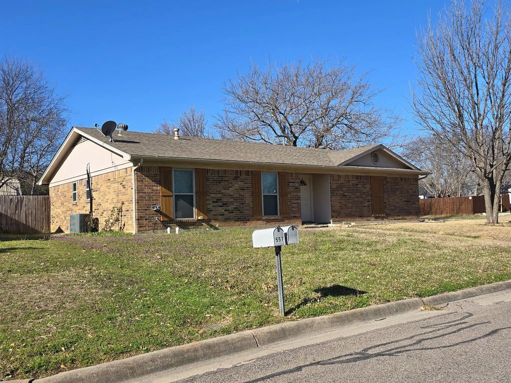 561 Nw Douglas Street, Burleson