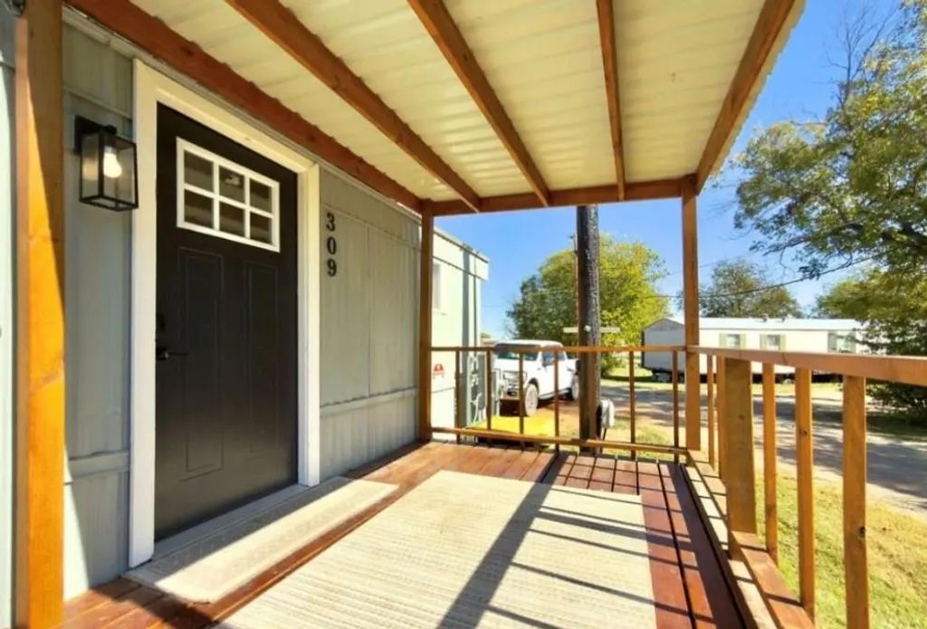 309 W Bryant Street, Elm Mott