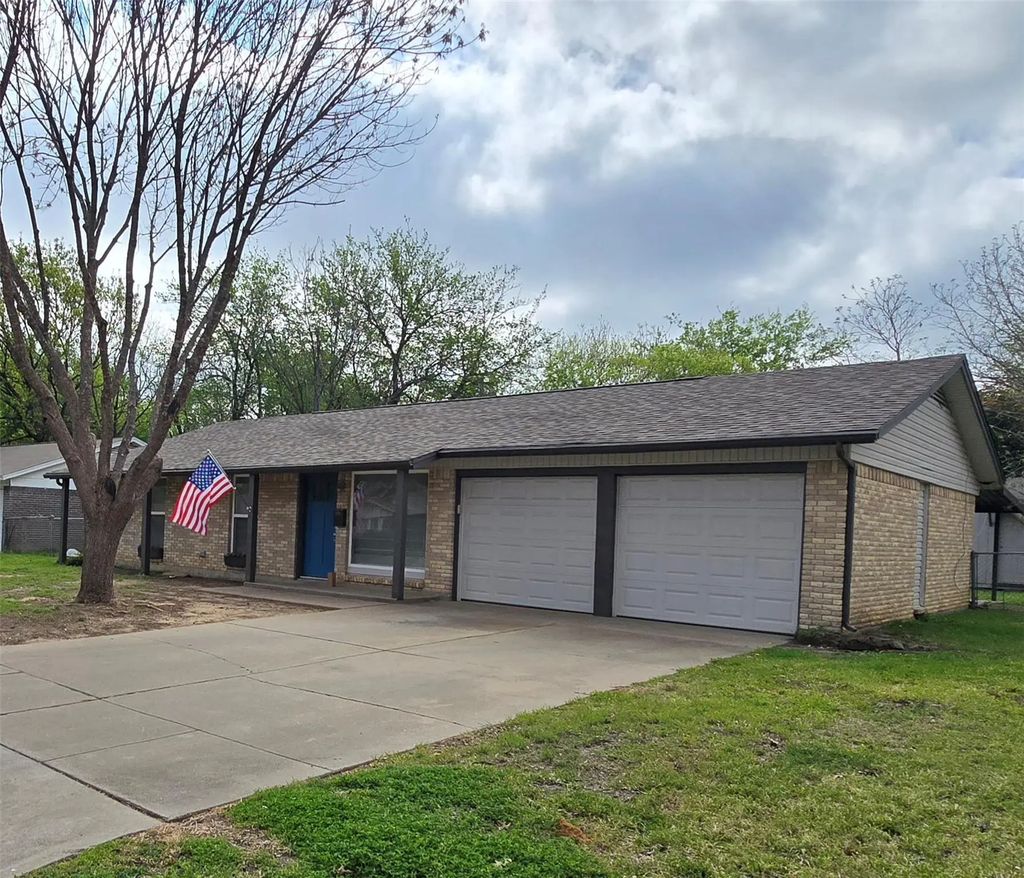 417 Lena Lane, Burleson