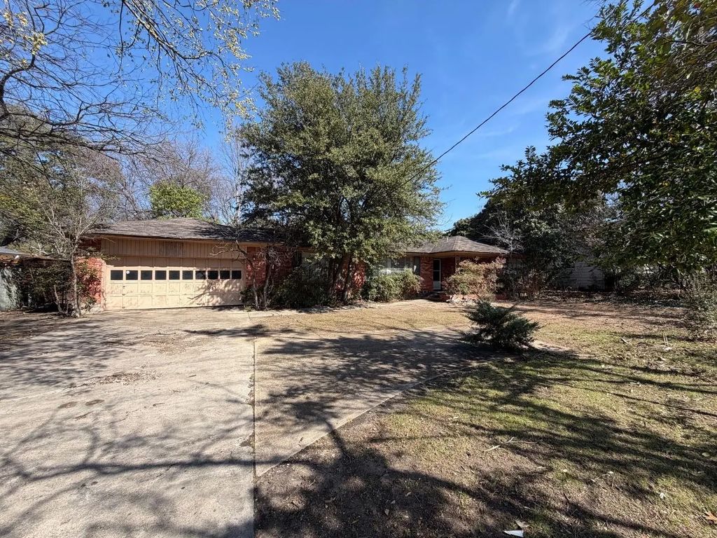 5823 Walnut Hill Lane, Dallas