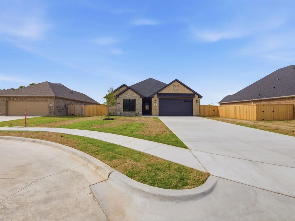 209 Alice Court, Grand Prairie