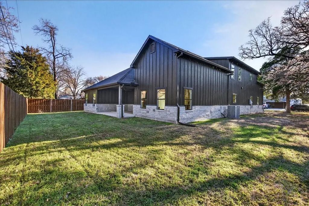 114 Castlewood Road, Enchanted Oaks