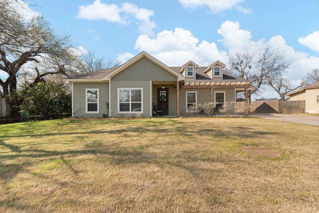 401 N Cleburne Whitney Road, Rio Vista