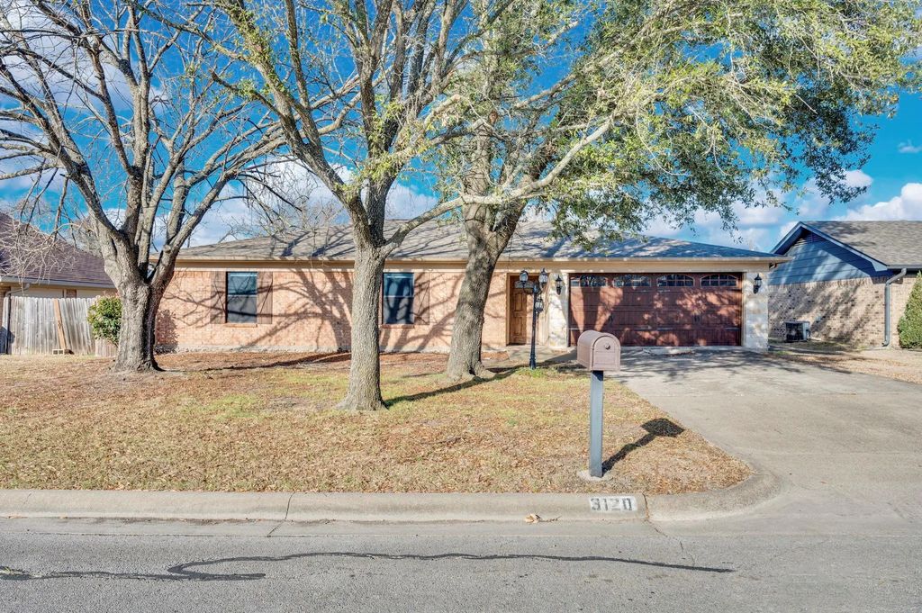 3120 Lafayette Street, Corsicana