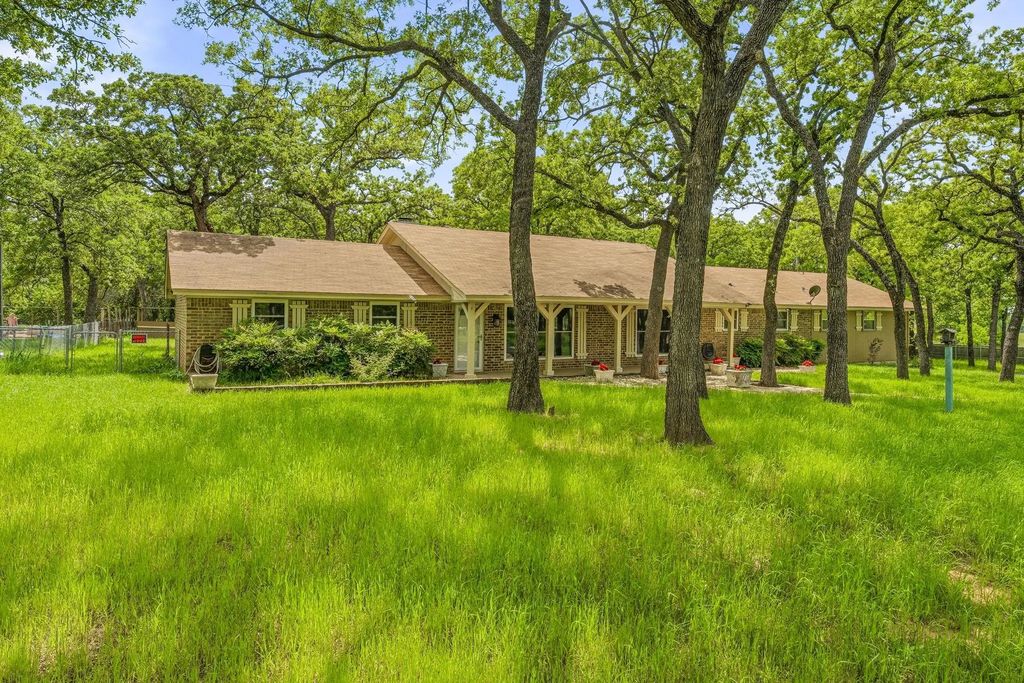 102 Shady Oak Drive, Weatherford