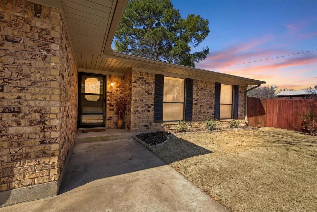 1901 Paula Drive, Denison