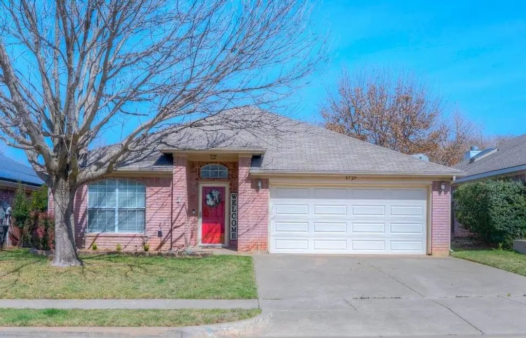 8729 Lake Meadows Lane, Fort Worth