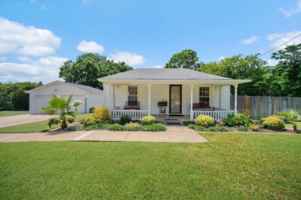 5912 Forest Hill Drive, Forest Hill