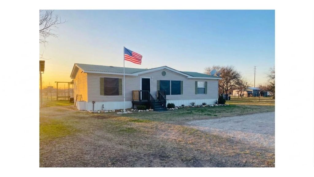 301 County Road 5716, Natalia