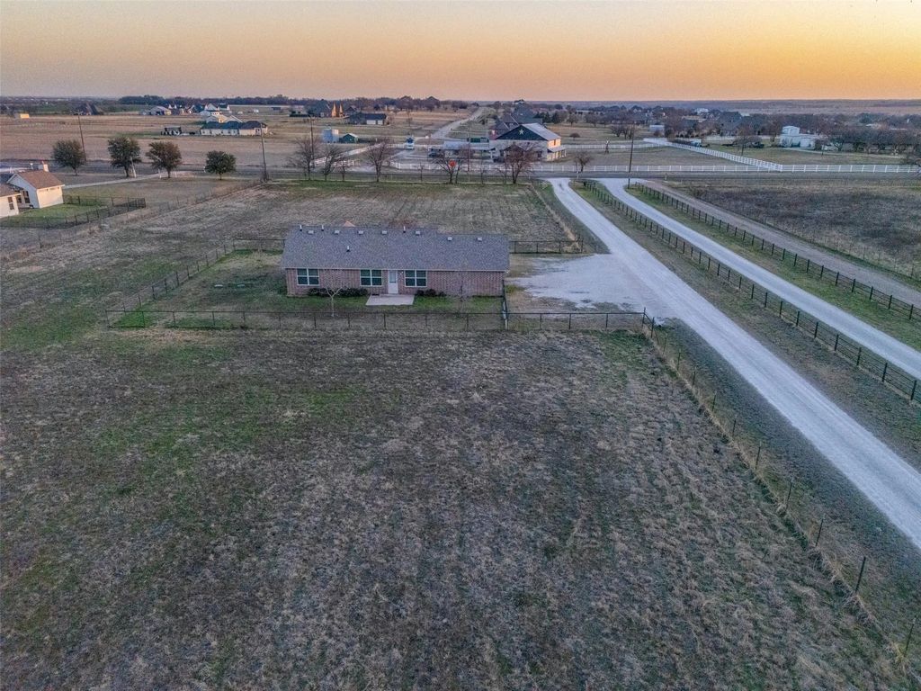 12370 Fm 2449, Ponder