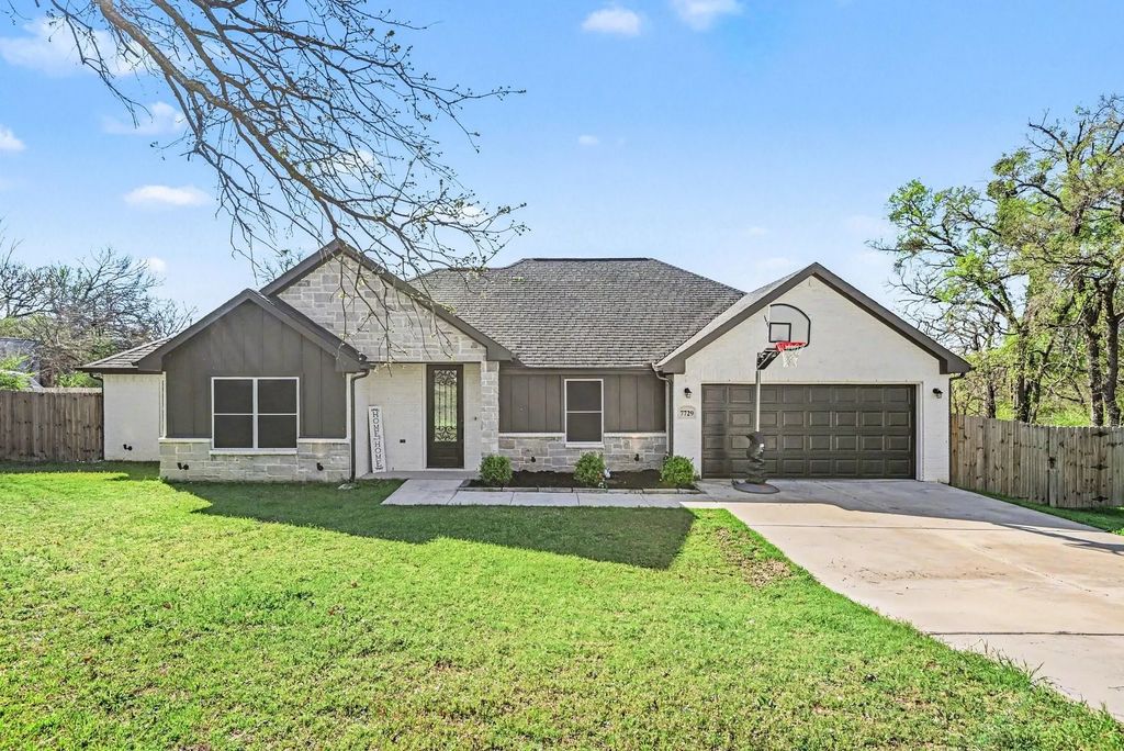 7729 Ella Young Drive, Fort Worth