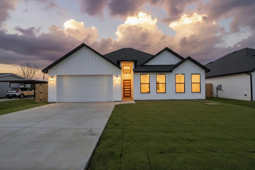 5104 Waterbury Court, Granbury