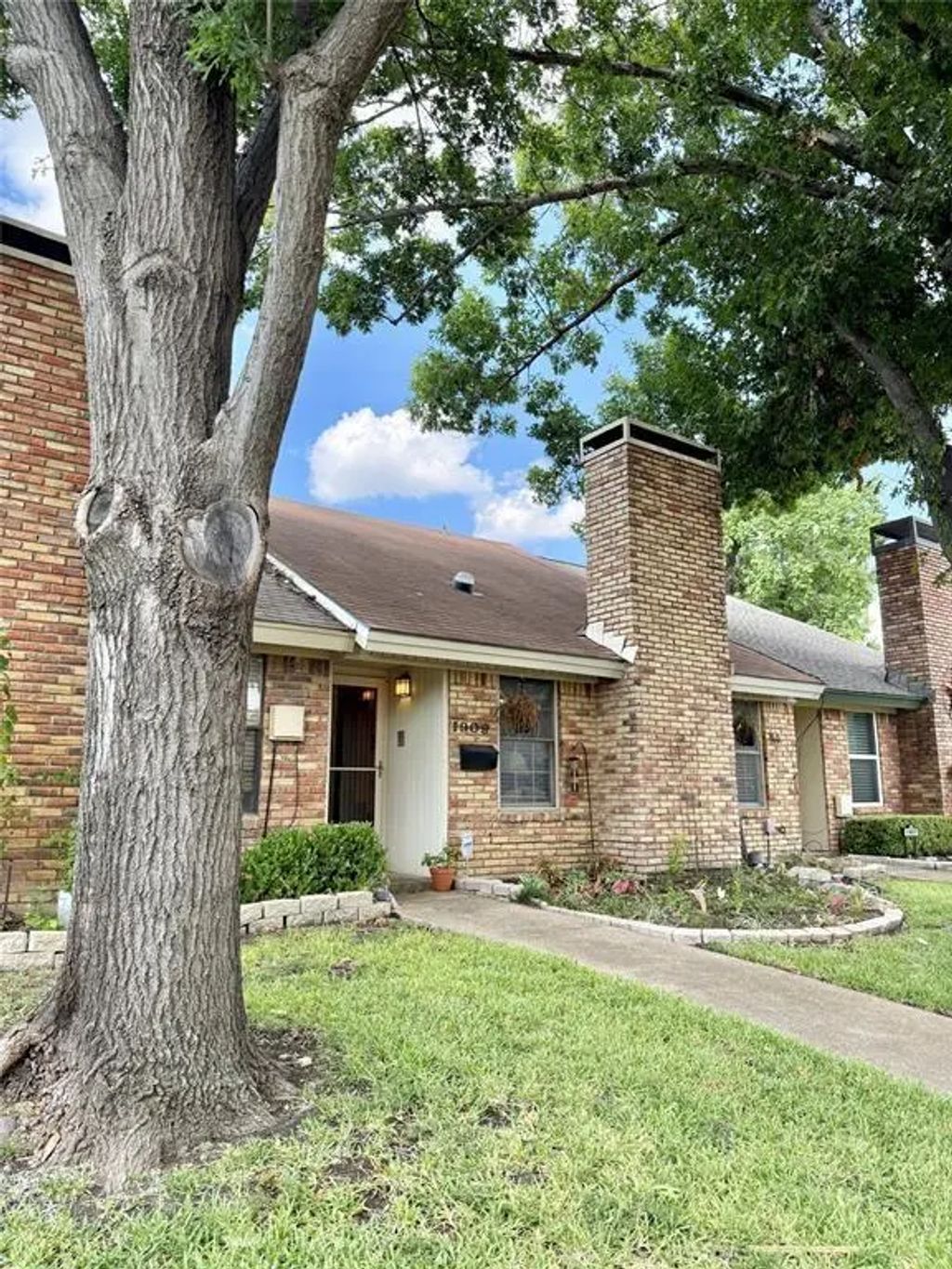 1909 Towngate Drive, Garland