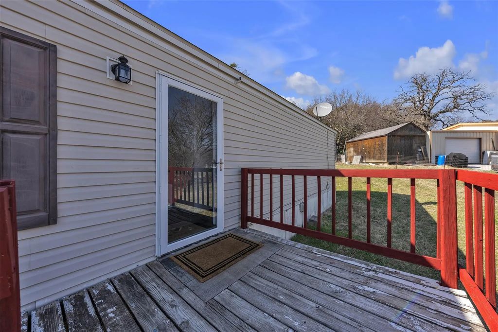 220 Country Side Court, Springtown