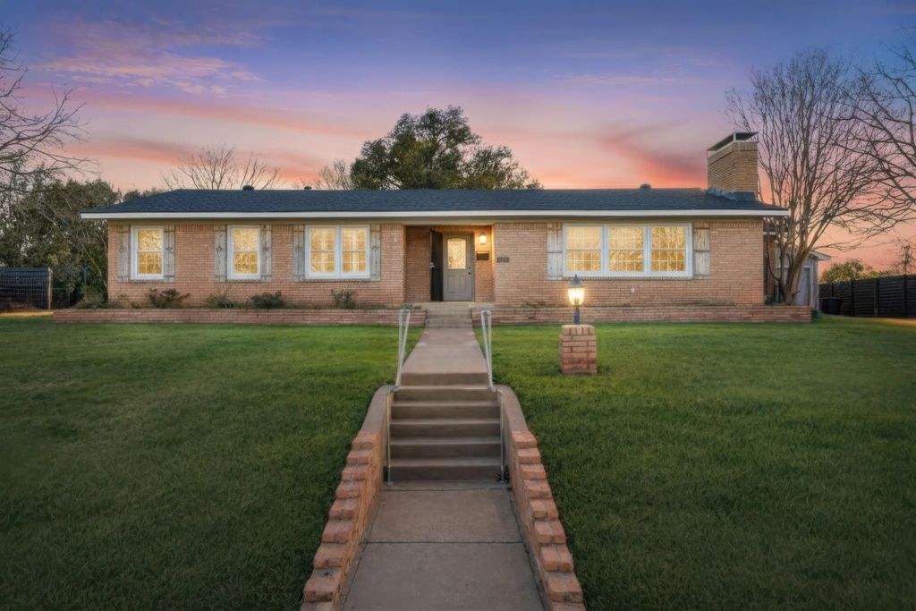 2208 Lake Ridge Circle, Waco