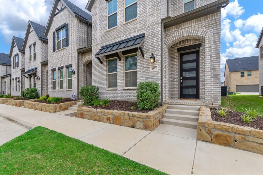1899 Melinda Lane, Farmers Branch