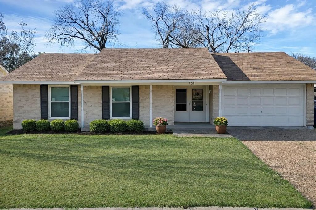 909 Ravencroft Drive, Garland