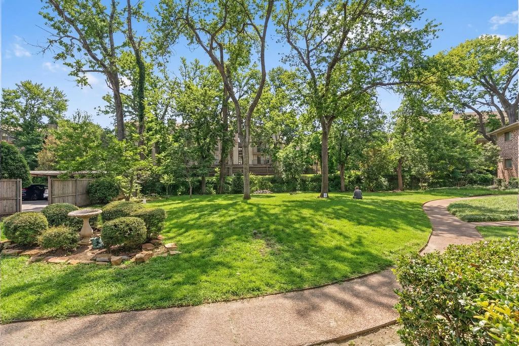 7812 Royal Lane 210, Dallas