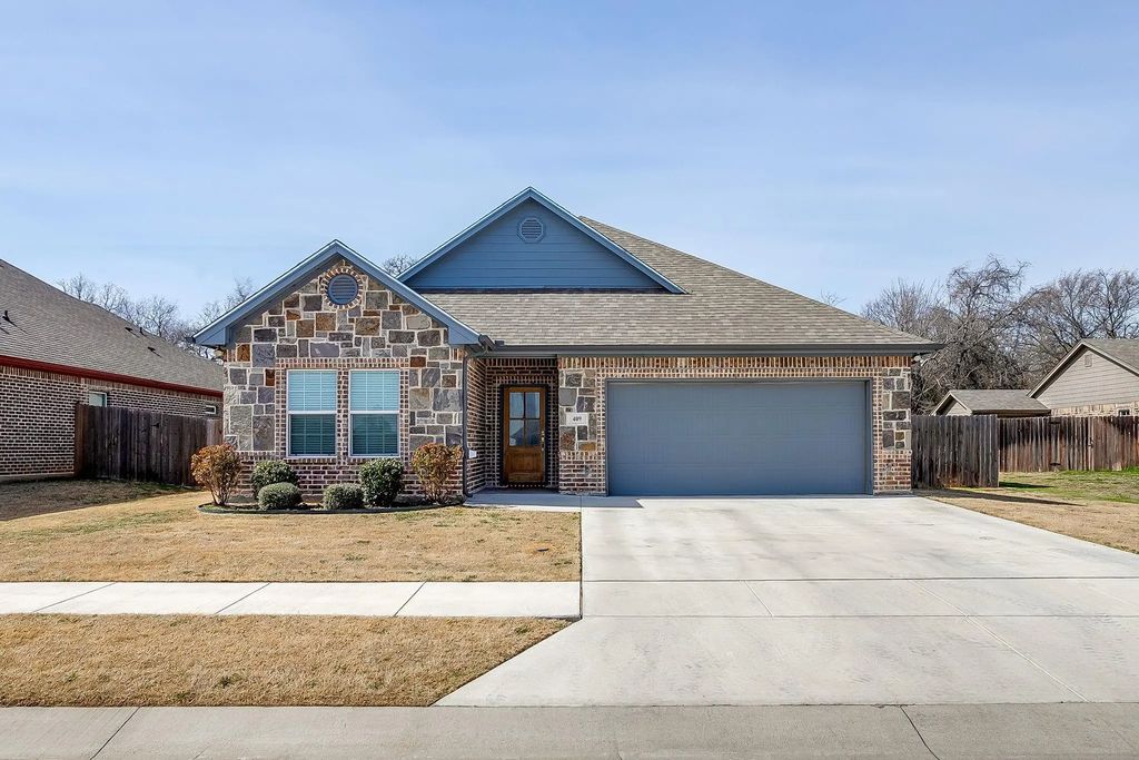 409 Titus Drive, Springtown