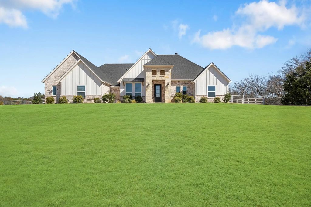 123 S Silver Saddle Trail, Weatherford