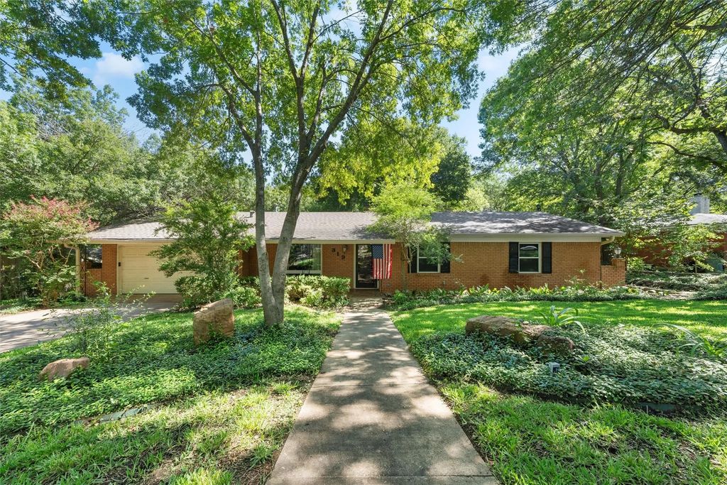 319 Sharron Drive, Woodway