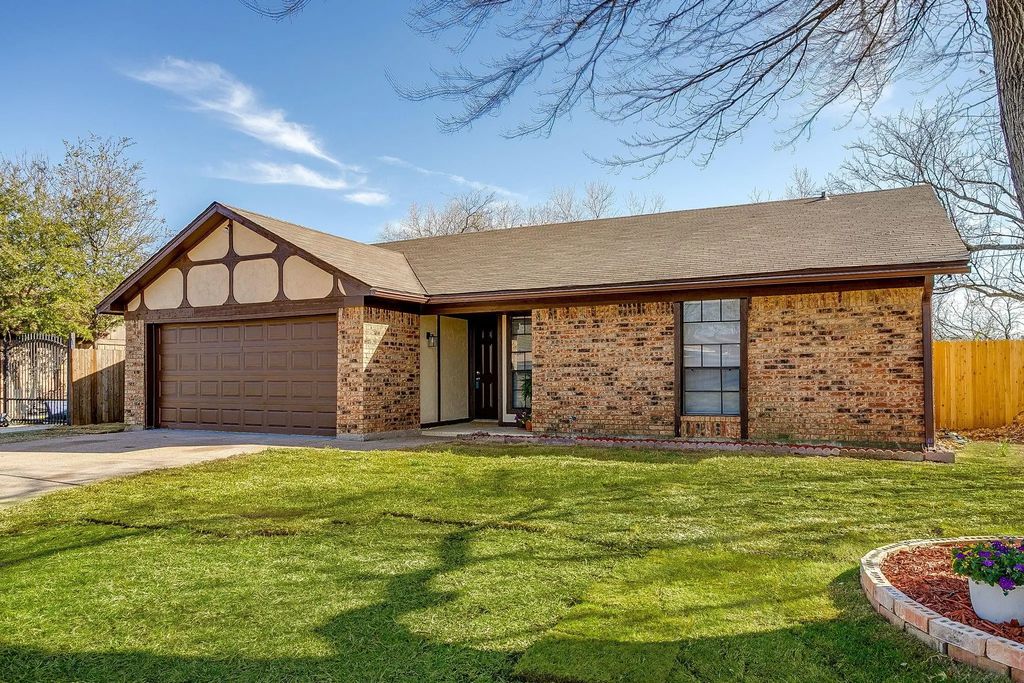 1812 Briar Run, Benbrook