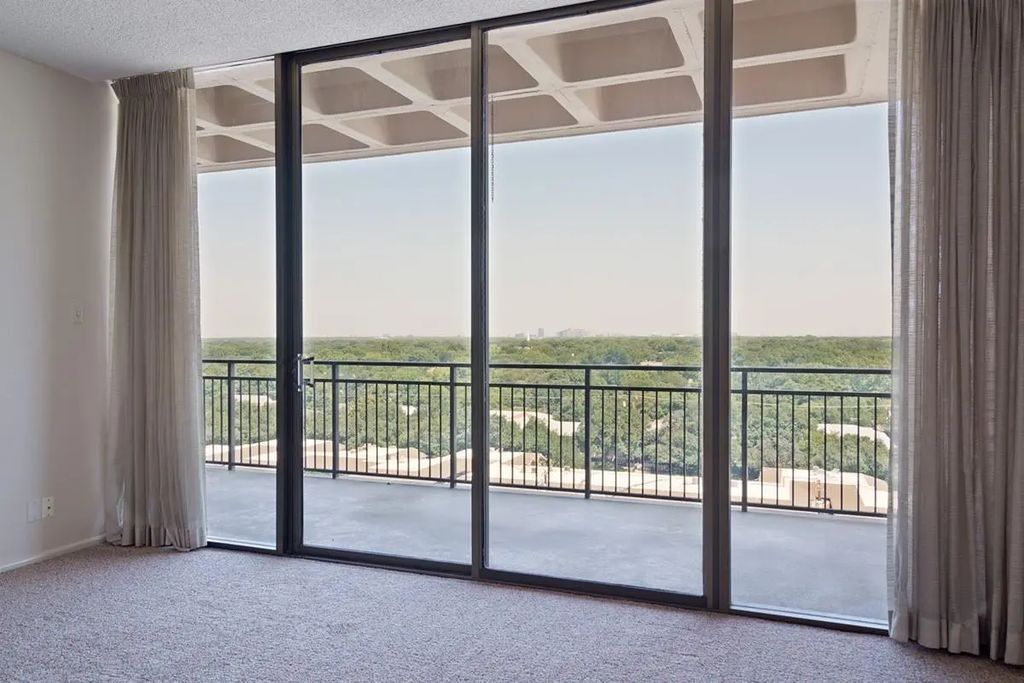 6335 W Northwest Highway 913, Dallas