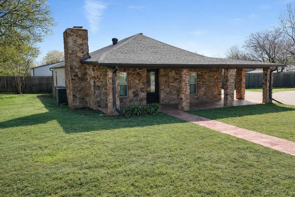 405 S Hannaford Street, Granbury