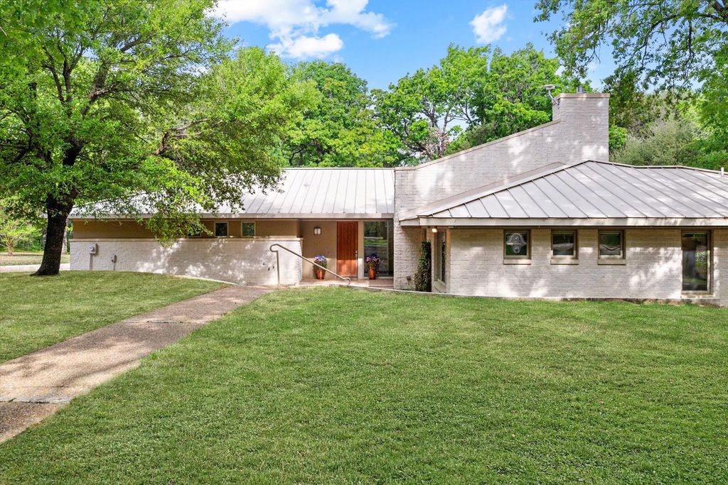 301 Bentwood Circle, Corsicana