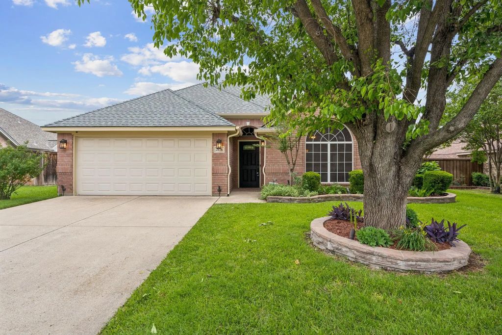 2676 Bent Tree Drive, Hurst