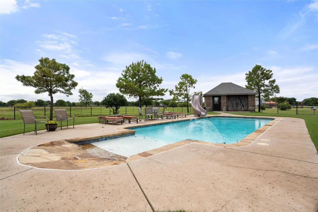 606 Sunset Point, Kerens