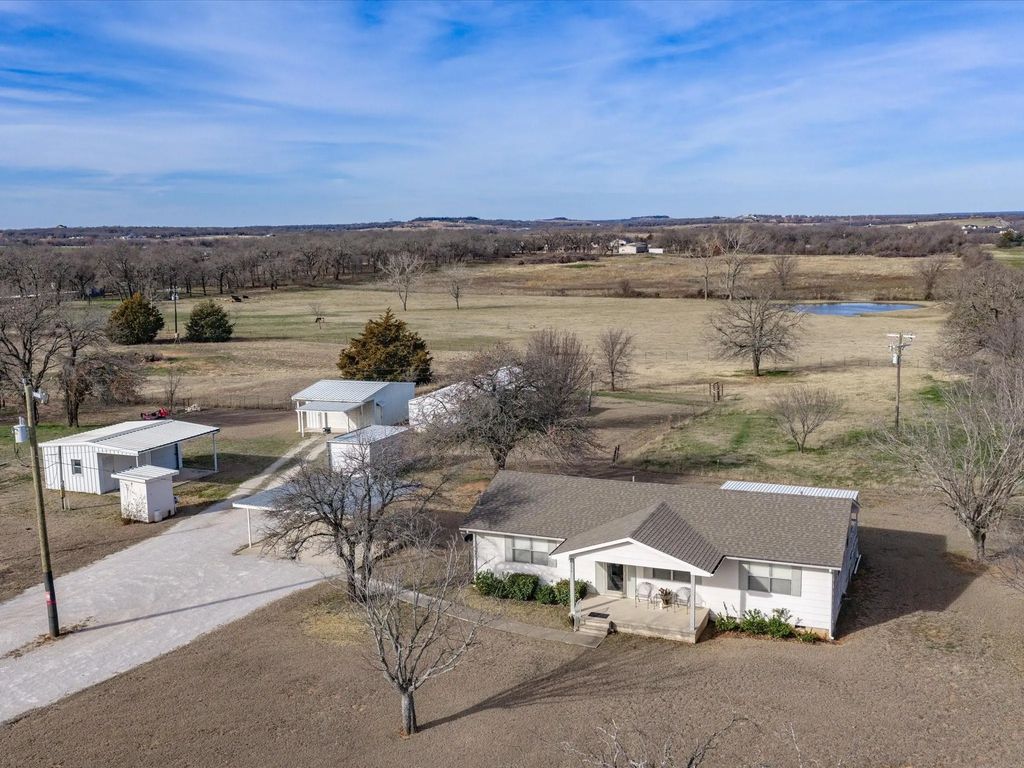 222 County Road 3331, Paradise