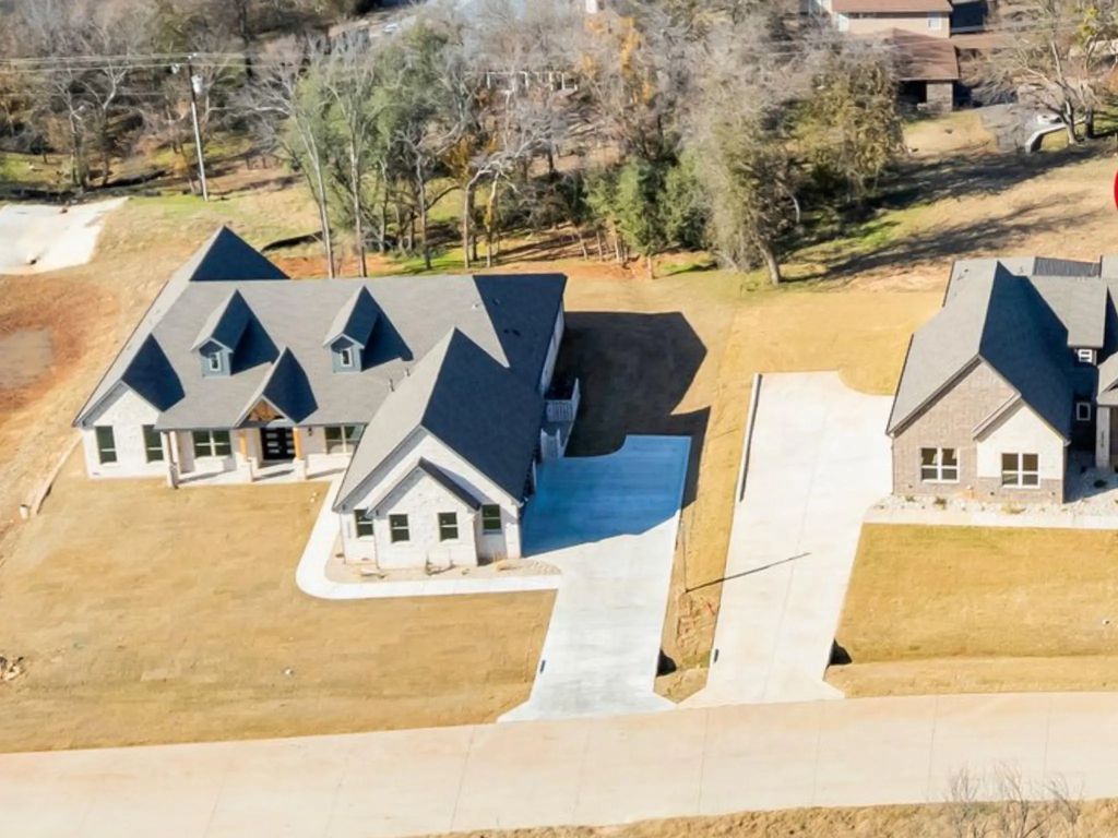2420 Candlestick Drive, Granbury