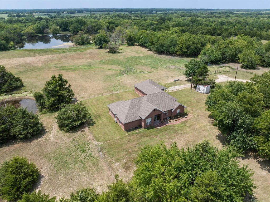 1579 County Road 3365, Ladonia