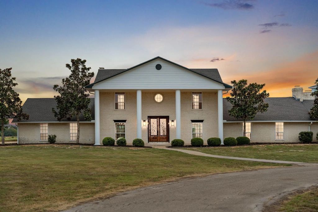 11254 Farm Road 195, Paris