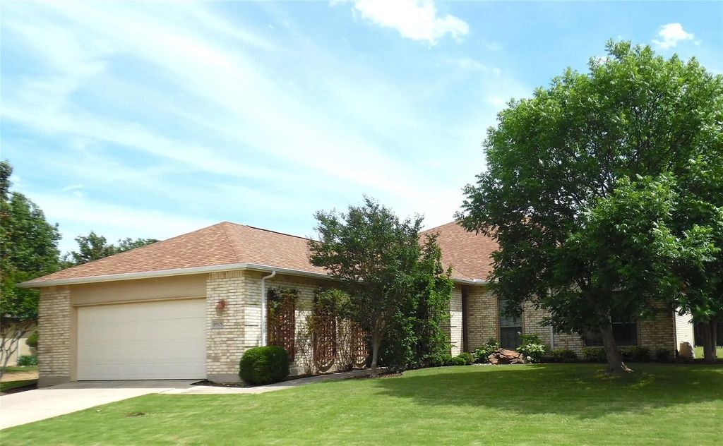 8925 Crestview Drive, Denton