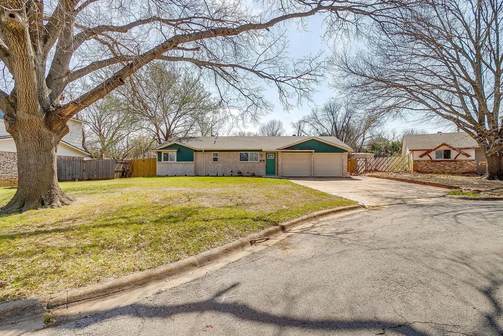 309 Sundown Court, Burleson