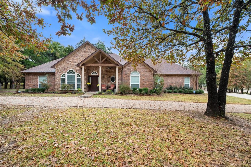 403 Arrowhead Point, Kerens