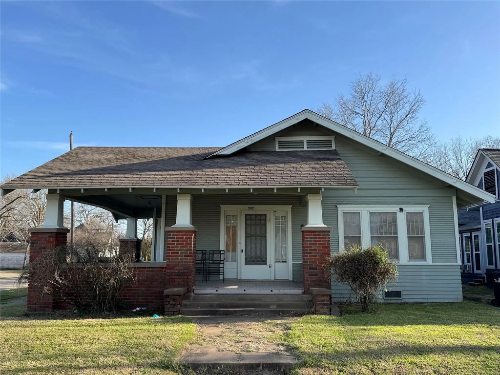 900 W Sears Street, Denison