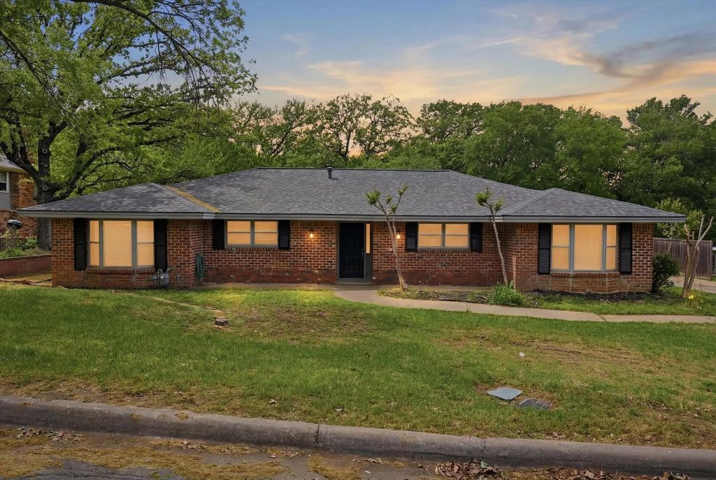 1200 Woodridge Circle, Euless