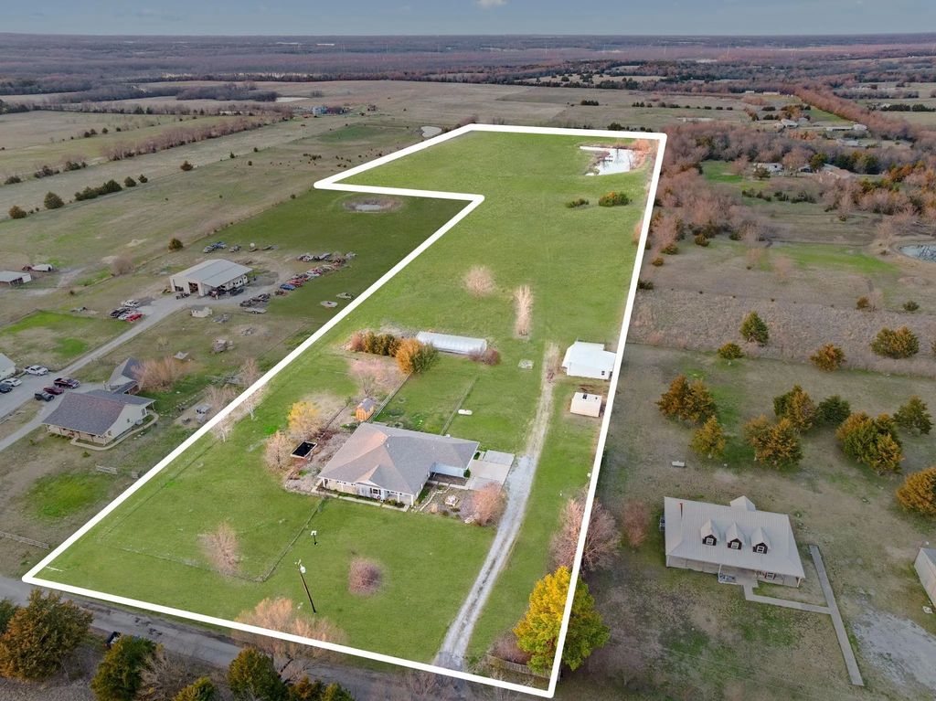 420 County Road 2904, Dodd City